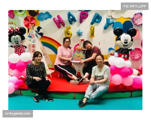 场边镜头捕捉到斯特拉斯堡助教通过战术板向球员紧急传达防守指令